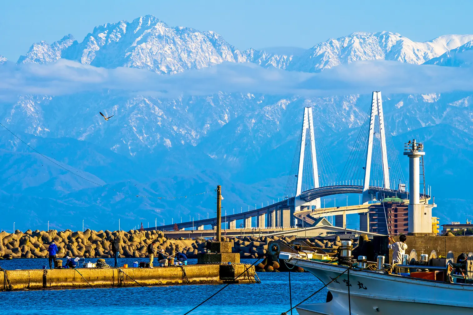 富山湾の新湊大橋