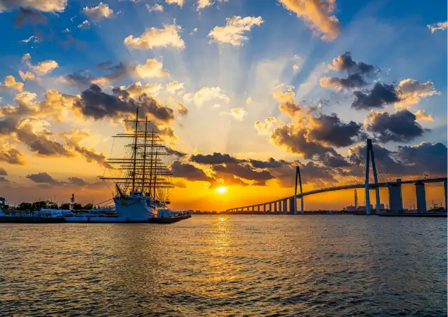 海王丸と新湊大橋