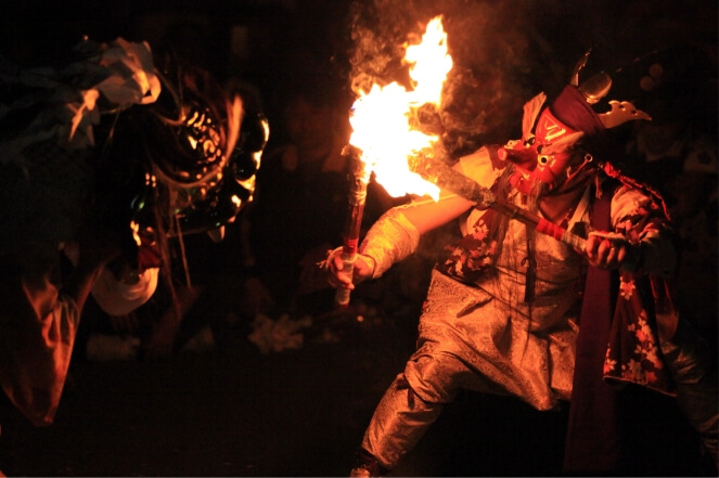 夜の獅子舞は松明も見どころ