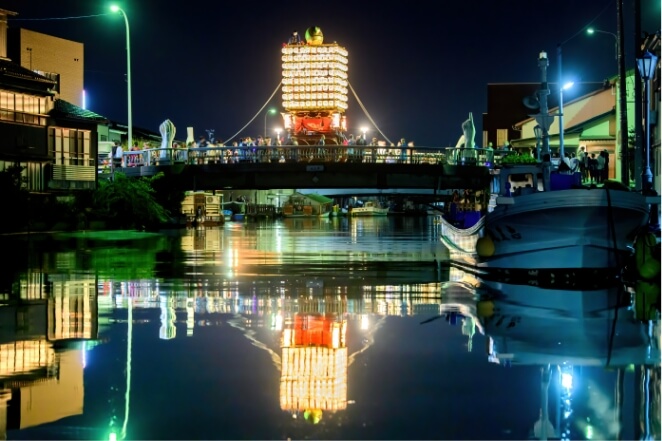 内川の橋を渡る曳山