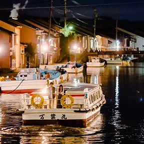 夜の内川と観光船
