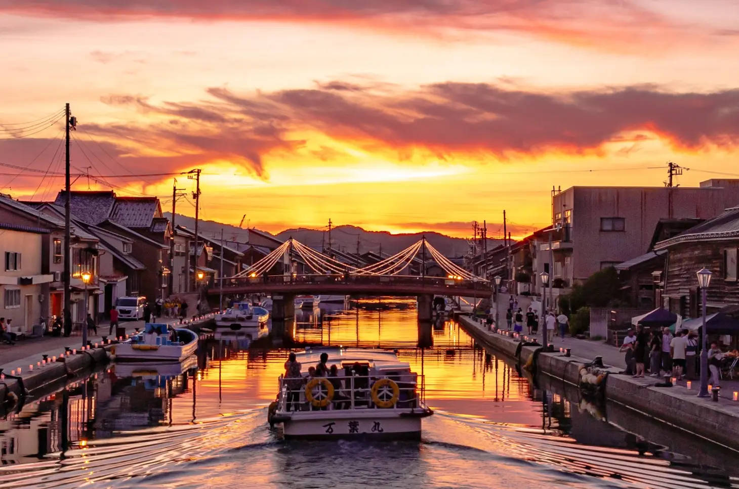 夕方の内川を進む遊覧船