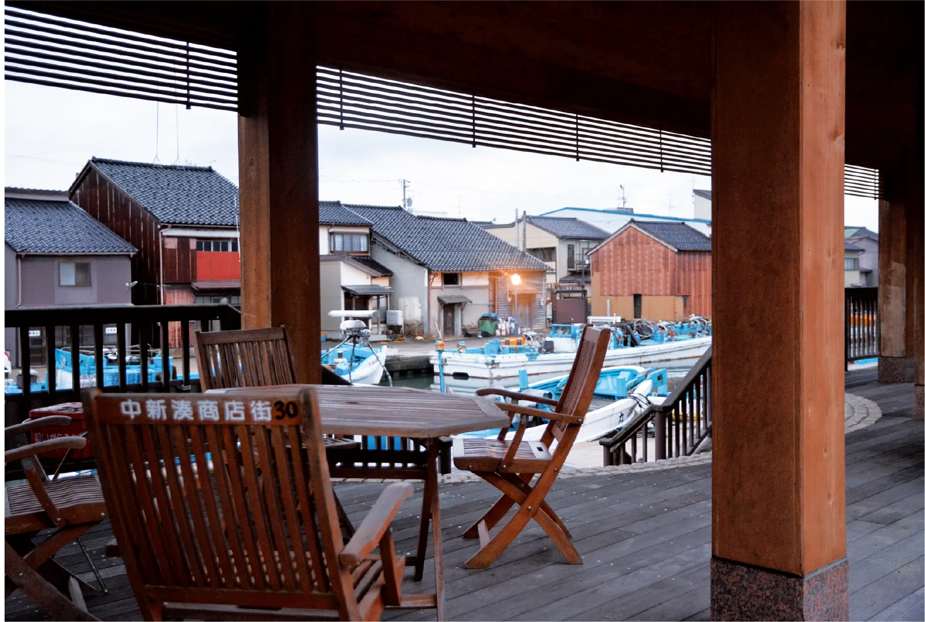 内川沿いのウッドデッキ