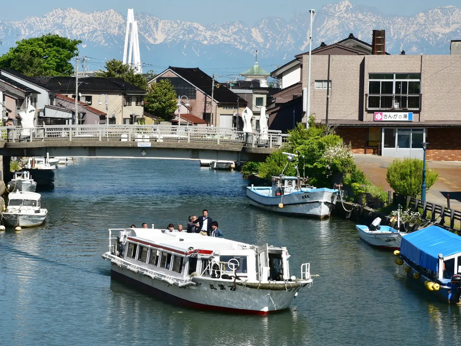 内川を進む観光船