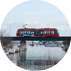 橋を渡る万葉線