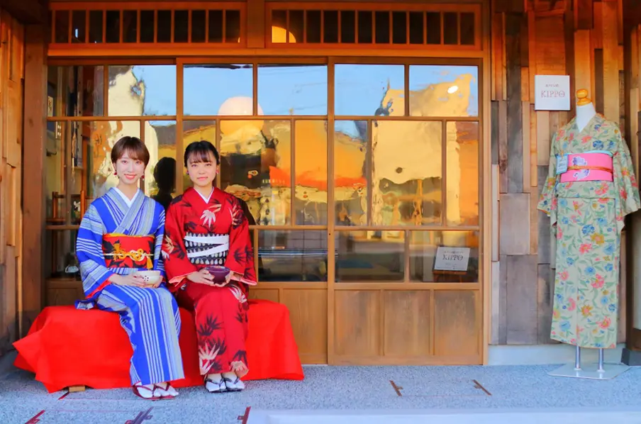 kippoの外観と着物の女性たち