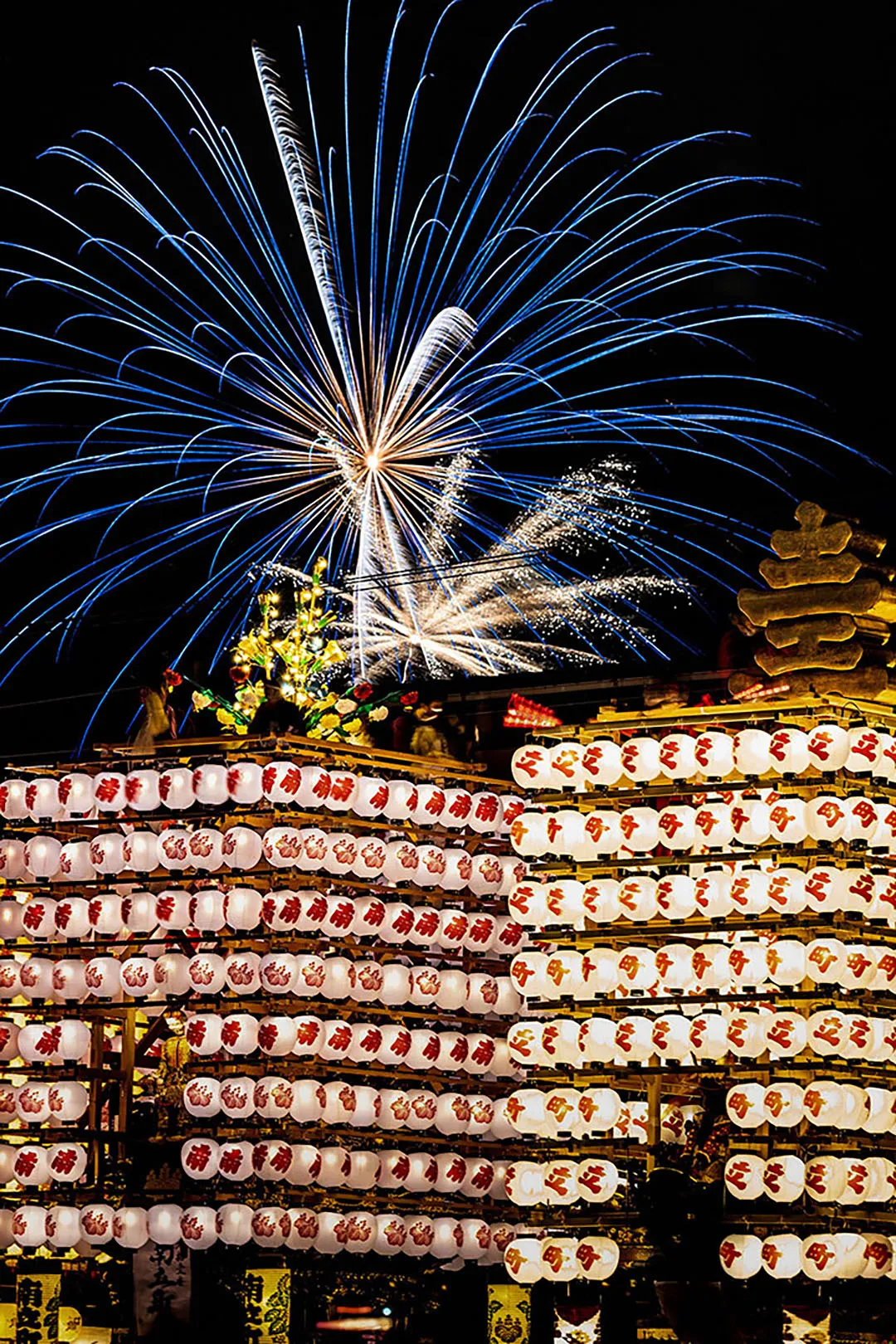 夕方の内川を進む遊覧船