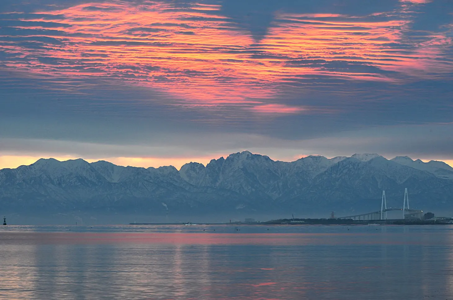 日の出を待つ新湊大橋