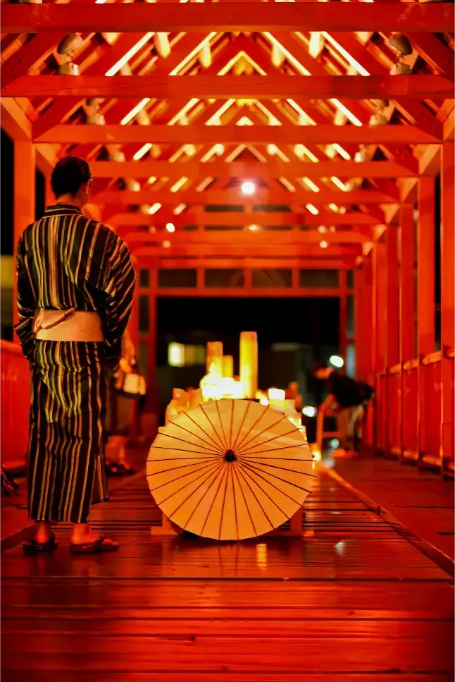 ライトアップされる東橋