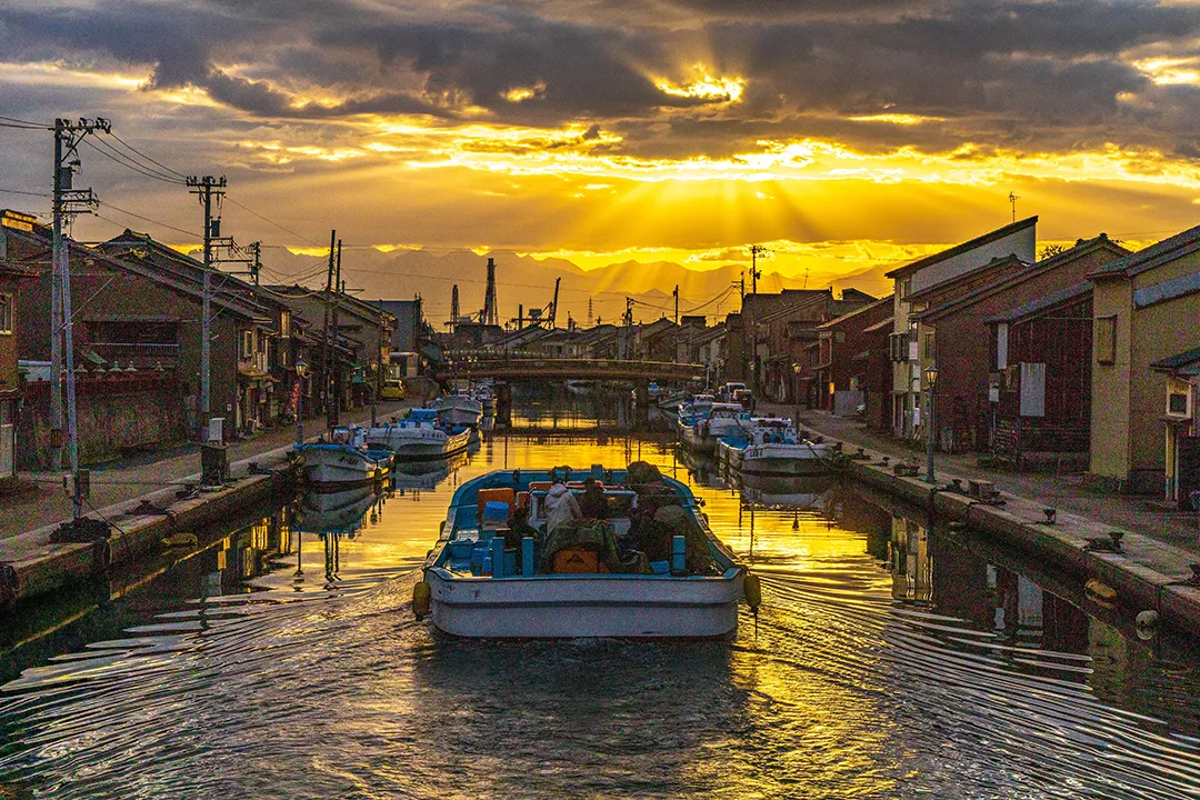 朝餉の刻の帰漁船