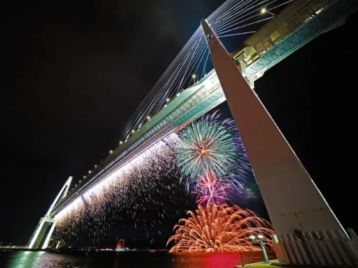 佳作【大橋を彩る夏の華】