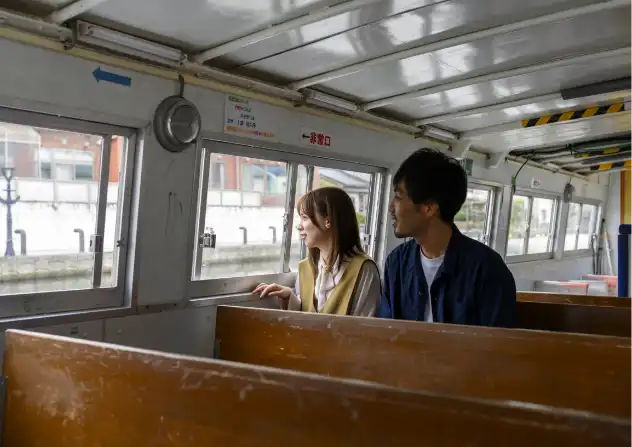 遊覧船に乗る観光客