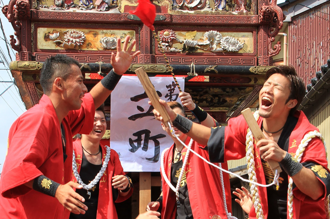 「イヤサー！」の掛け声が町中に鳴り響く