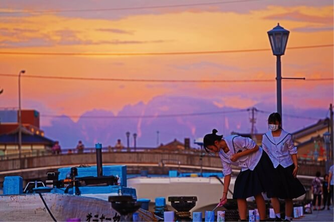 内川沿いに万灯を灯す学生（内川万灯）