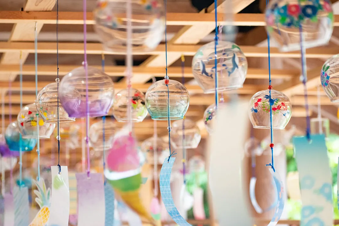 ライトアップされる東橋