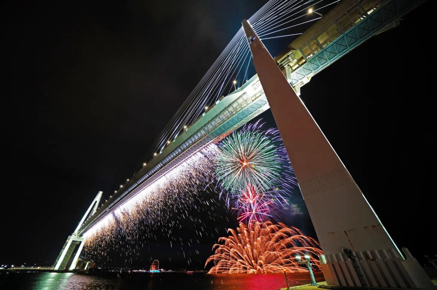 大橋を彩る夏の華