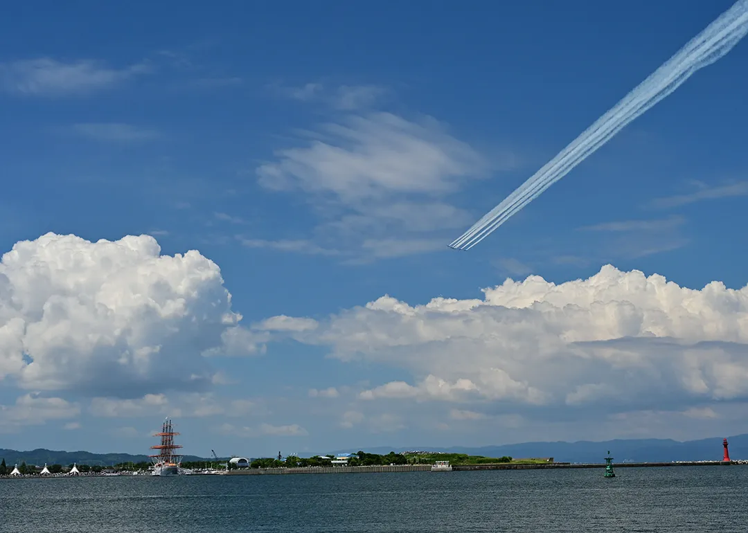 海王丸に向って